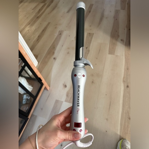 Beachwaver Pro 1 curling iron rotating 1.25” barrel hair styling tools - Picture 2 of 6